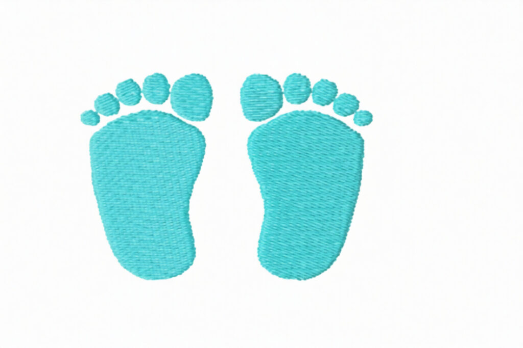 Bordado de huellas infantiles en el contorno de un corazón: símbolo de amor para BEBÉS Y NIÑOS