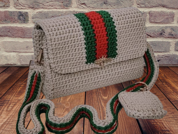 
Estilo y Elegancia: Mi Bolso Rayado entre los Patrones de Ganchillo
