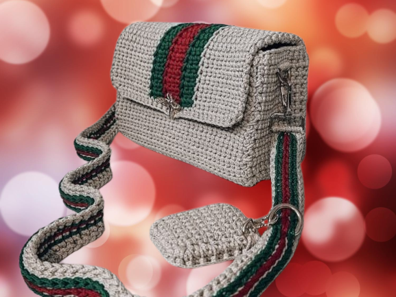 
Estilo y Elegancia: Mi Bolso Rayado entre los Patrones de Ganchillo