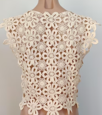 Camiseta con flores tejidas