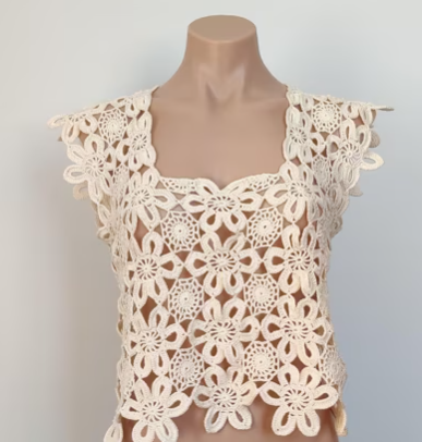 Camiseta con flores tejidas