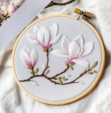 Patrón de bordado a mano de flores de magnolia